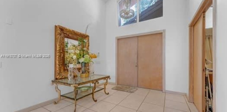 Casa en Miami, Florida 4 dormitorios, 311.41 m2 № 1968937