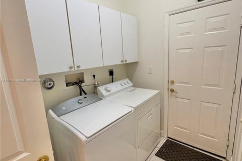 Villa ou maison à louer à Pembroke Pines, Floride: 5 chambres, 271.65 m2 № 1925278 - photo 23