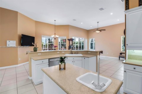 Villa ou maison à louer à Pembroke Pines, Floride: 5 chambres, 271.65 m2 № 1925278 - photo 2