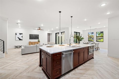 Casa en venta en Tampa, Florida, 4 dormitorios, 286.98 m2 № 1529644 - foto 9