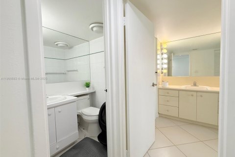 Condominio en venta en Sunny Isles Beach, Florida, 1 dormitorio, 92.07 m2 № 1951978 - foto 12