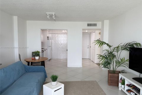 Condominio en venta en Sunny Isles Beach, Florida, 1 dormitorio, 92.07 m2 № 1951978 - foto 3