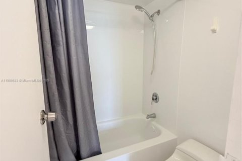 Condominio en venta en Sunny Isles Beach, Florida, 1 dormitorio, 92.07 m2 № 1951978 - foto 10