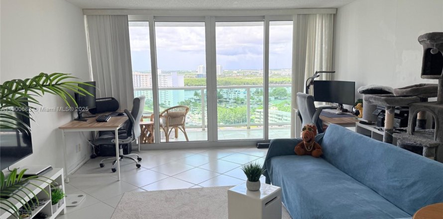Condominio en Sunny Isles Beach, Florida, 1 dormitorio  № 1951978