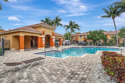 Condominio en alquiler en Miramar, Florida, 3 dormitorios, 116.69 m2 № 1185508 - foto 1