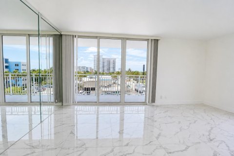 Снять в аренду кондоминиум в Помпано-Бич, Флорида 3 комнаты, 106.84м2, № 2078214 - фото 11