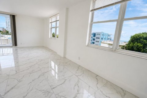 Снять в аренду кондоминиум в Помпано-Бич, Флорида 3 комнаты, 106.84м2, № 2078214 - фото 8