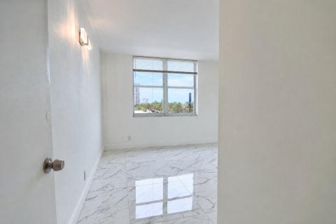 Снять в аренду кондоминиум в Помпано-Бич, Флорида 3 комнаты, 106.84м2, № 2078214 - фото 29