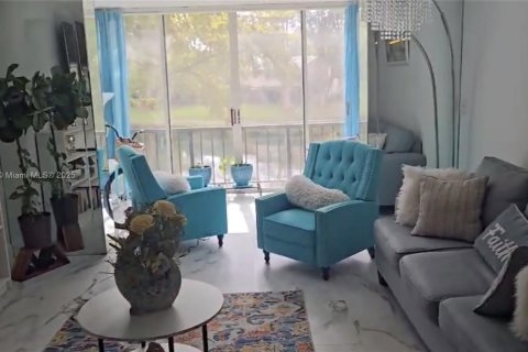 Copropriété à louer à Lauderhill, Floride: 2 chambres, 106.84 m2 № 1946901 - photo 1
