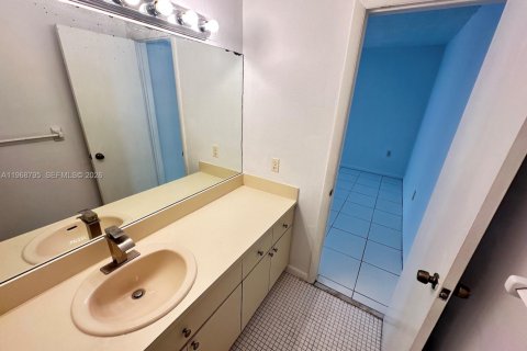Condominio en venta en Hialeah, Florida, 2 dormitorios, 102.1 m2 № 2030393 - foto 18