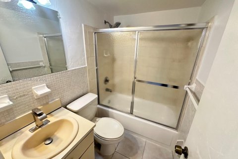 Condominio en venta en Hialeah, Florida, 2 dormitorios, 102.1 m2 № 2030393 - foto 14