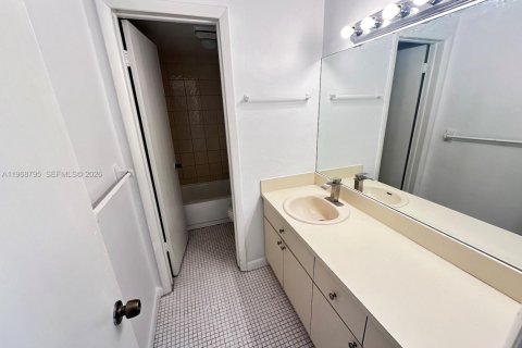 Condominio en venta en Hialeah, Florida, 2 dormitorios, 102.1 m2 № 2030393 - foto 17