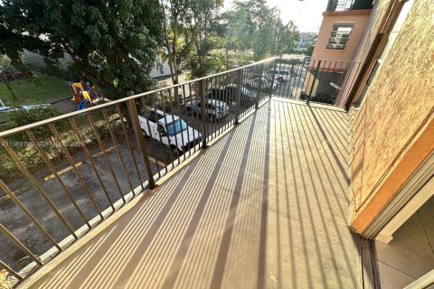 Condominio en venta en Hialeah, Florida, 2 dormitorios, 102.1 m2 № 2030393 - foto 10