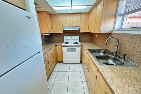 Condominio en venta en Hialeah, Florida, 2 dormitorios, 102.1 m2 № 2030393 - foto 11
