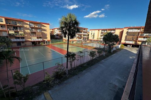 Condominio en Hialeah, Florida, 2 dormitorios  № 2030393
