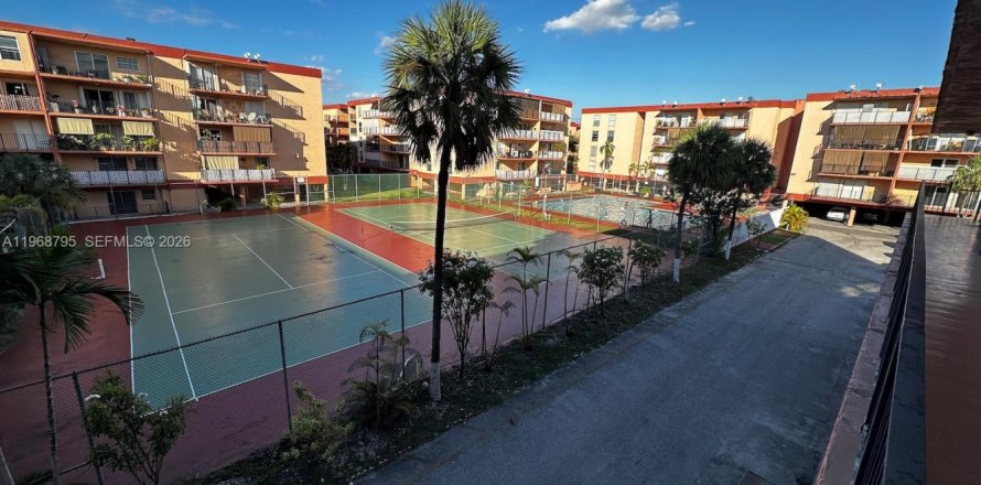 Condominio en Hialeah, Florida, 2 dormitorios № 2030393