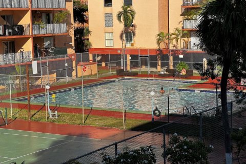 Condominio en venta en Hialeah, Florida, 2 dormitorios, 102.1 m2 № 2030393 - foto 2