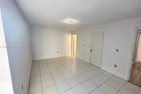 Condominio en venta en Hialeah, Florida, 2 dormitorios, 102.1 m2 № 2030393 - foto 16