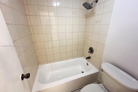 Condominio en venta en Hialeah, Florida, 2 dormitorios, 102.1 m2 № 2030393 - foto 19