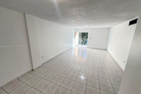 Condominio en venta en Hialeah, Florida, 2 dormitorios, 102.1 m2 № 2030393 - foto 9