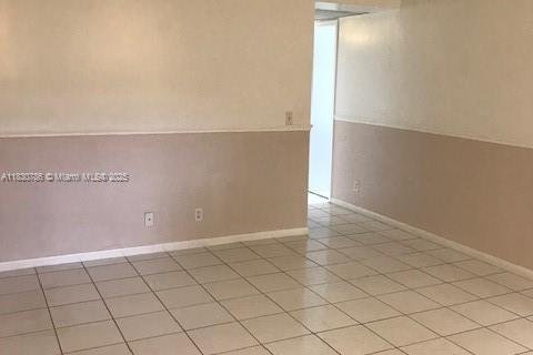 Купить кондоминиум в Пемброк-Пайнс, Флорида 2 комнаты, 88.63м2, № 2022190 - фото 3