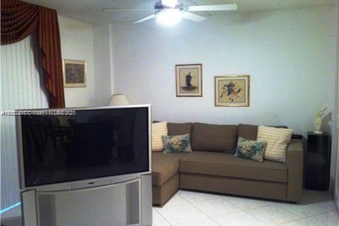 Снять в аренду кондоминиум в Авентура, Флорида 2 спальни, 92.34м2, № 1991835 - фото 3