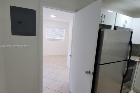 Снять в аренду коммерческую недвижимость в Помпано-Бич, Флорида 1 спальня, 128.95м2, № 2050886 - фото 4