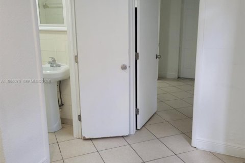 Снять в аренду коммерческую недвижимость в Помпано-Бич, Флорида 1 спальня, 128.95м2, № 2050886 - фото 2