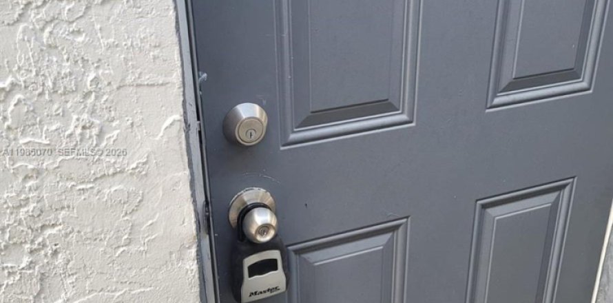 Коммерческая недвижимость в Помпано-Бич, Флорида 1 спальня, 128.95м2 № 2050886