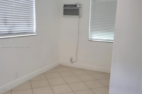 Снять в аренду коммерческую недвижимость в Помпано-Бич, Флорида 1 спальня, 128.95м2, № 2050886 - фото 3