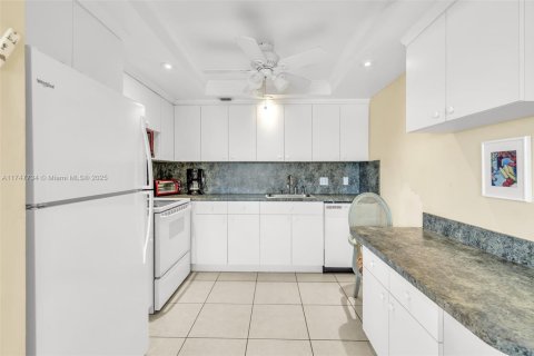 Condo in Deerfield Beach, Florida, 2 bedrooms  № 1862992 - photo 1