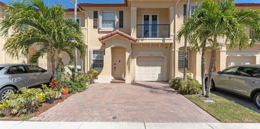 Townhouse in Miami, Florida 3 bedrooms, 155.15 sq.m. № 1584997