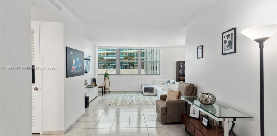 Condo in Miami Beach, Florida, 1 bedroom № 1735942