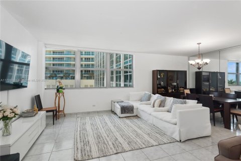 Condo in Miami Beach, Florida, 1 bedroom  № 1735942 - photo 2