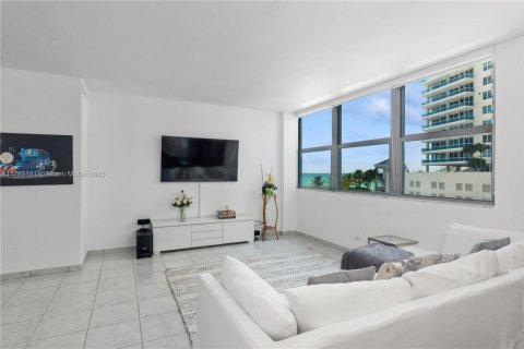 Condo in Miami Beach, Florida, 1 bedroom  № 1735942 - photo 3