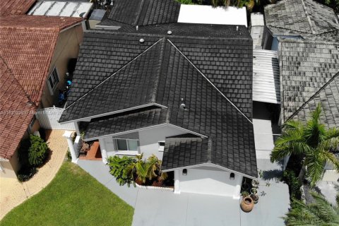 Casa en venta en Hialeah, Florida, 3 dormitorios, 128.39 m2 № 1807735 - foto 3