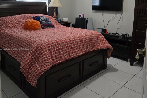 Casa en venta en Hialeah, Florida, 3 dormitorios, 128.39 m2 № 1807735 - foto 11