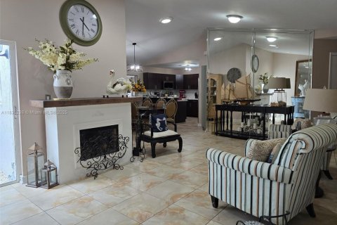 Casa en venta en Hialeah, Florida, 3 dormitorios, 128.39 m2 № 1807735 - foto 4