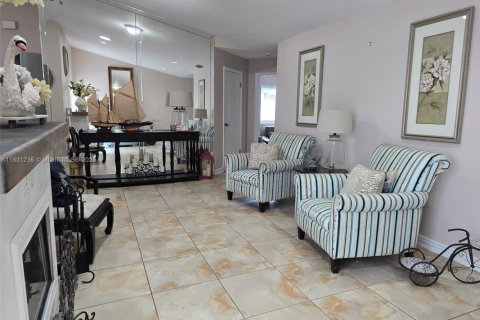 Casa en venta en Hialeah, Florida, 3 dormitorios, 128.39 m2 № 1807735 - foto 5