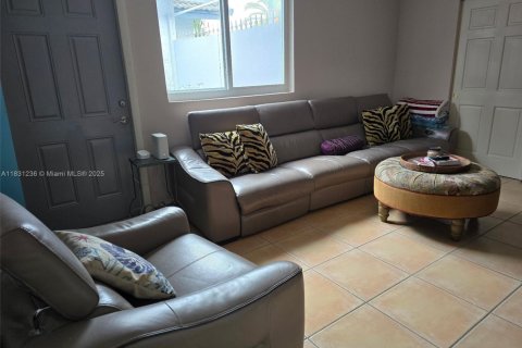 Casa en venta en Hialeah, Florida, 3 dormitorios, 128.39 m2 № 1807735 - foto 14