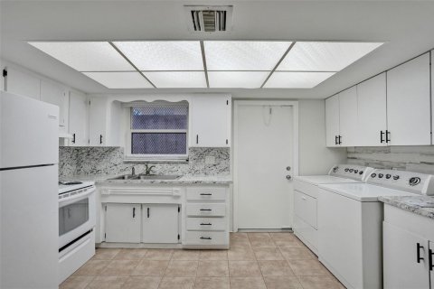 House in Oakland Park, Florida 1 bedroom, 74.32 sq.m. № 2247163 - photo 4