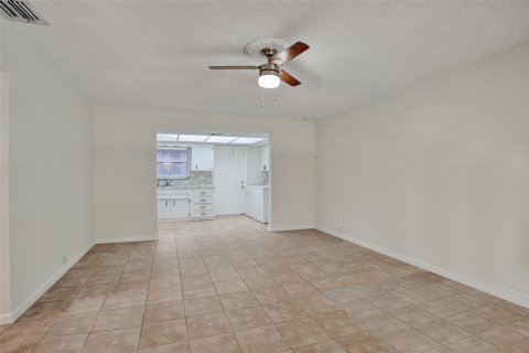 House in Oakland Park, Florida 1 bedroom, 74.32 sq.m. № 2247163 - photo 2