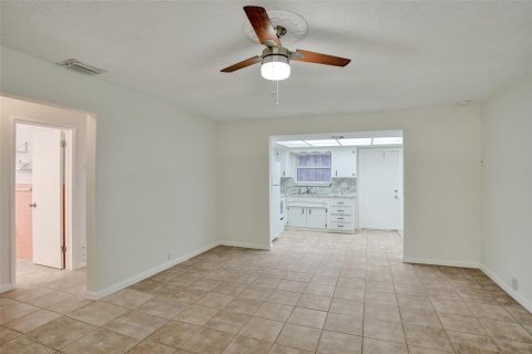 House in Oakland Park, Florida 1 bedroom, 74.32 sq.m. № 2247163 - photo 9