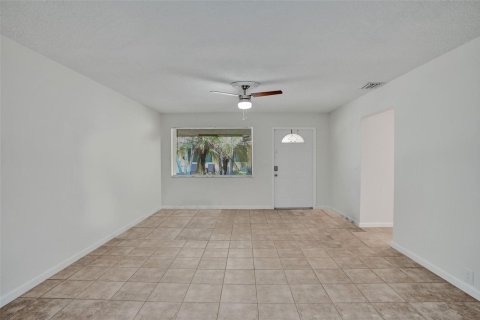 House in Oakland Park, Florida 1 bedroom, 74.32 sq.m. № 2247163 - photo 3