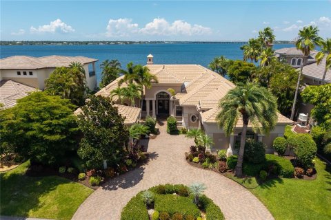 House in Bradenton, Florida 4 bedrooms, 410.07 sq.m. № 2237424