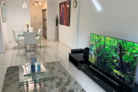 Condo in Miami Beach, Florida, 1 bedroom  № 2392105 - photo 2