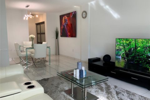 Condo in Miami Beach, Florida, 1 bedroom  № 2392105 - photo 3
