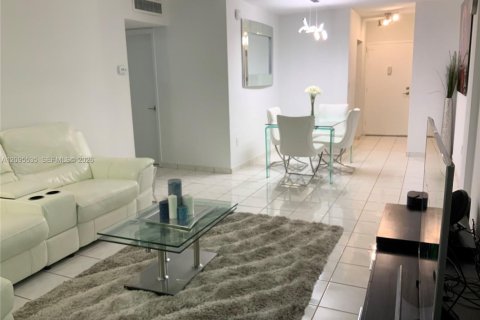 Condo in Miami Beach, Florida, 1 bedroom  № 2392105 - photo 4