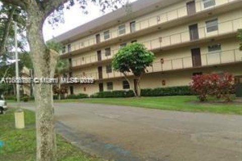Condominio en venta en Lauderdale Lakes, Florida, 2 dormitorios, 93.09 m2 № 1739063 - foto 1