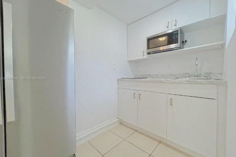 House in Miami, Florida 1 bedroom, 170.48 sq.m. № 1994667 - photo 7